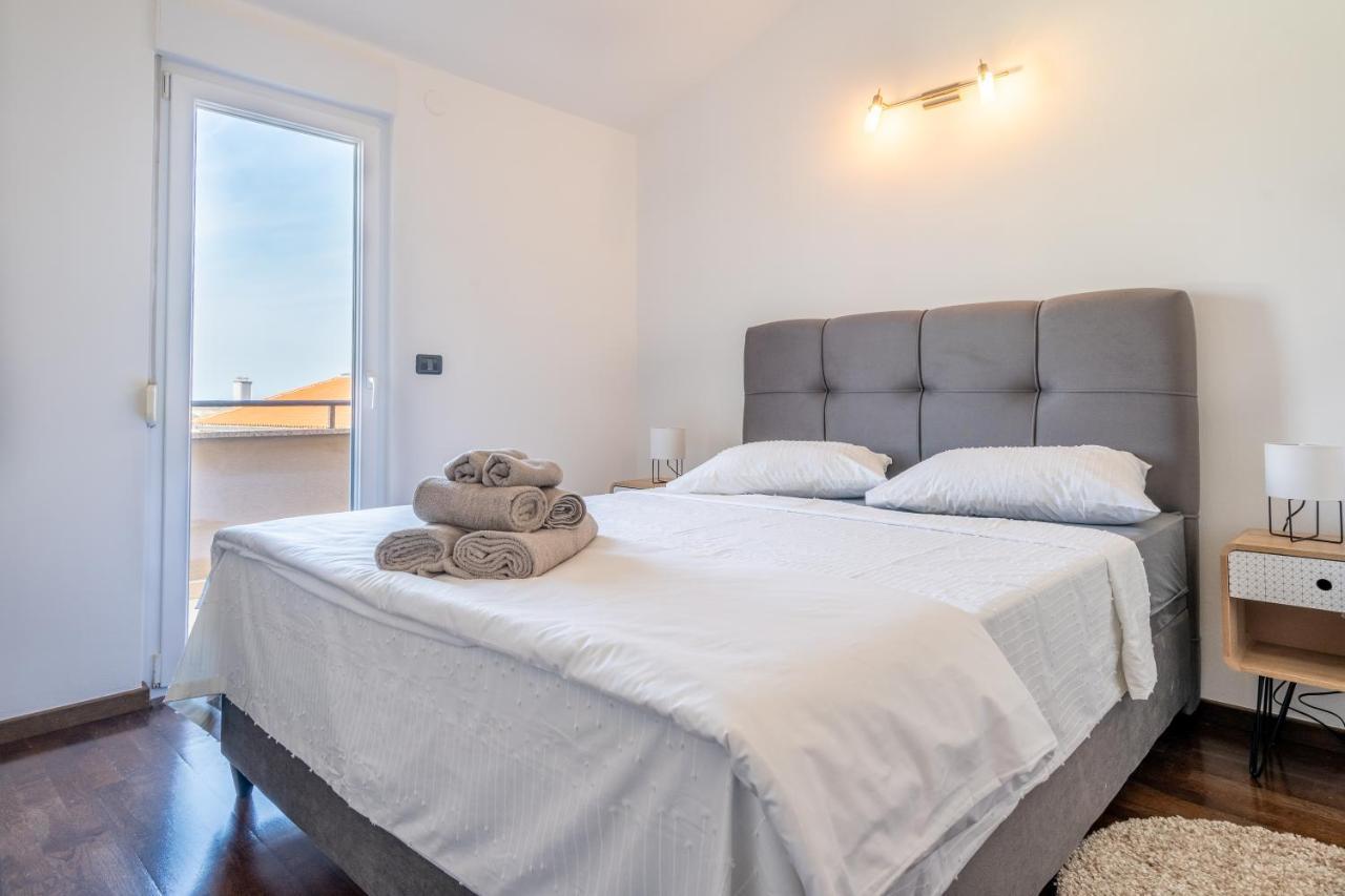 Penthouse Gea Apartment Premantura Exterior photo